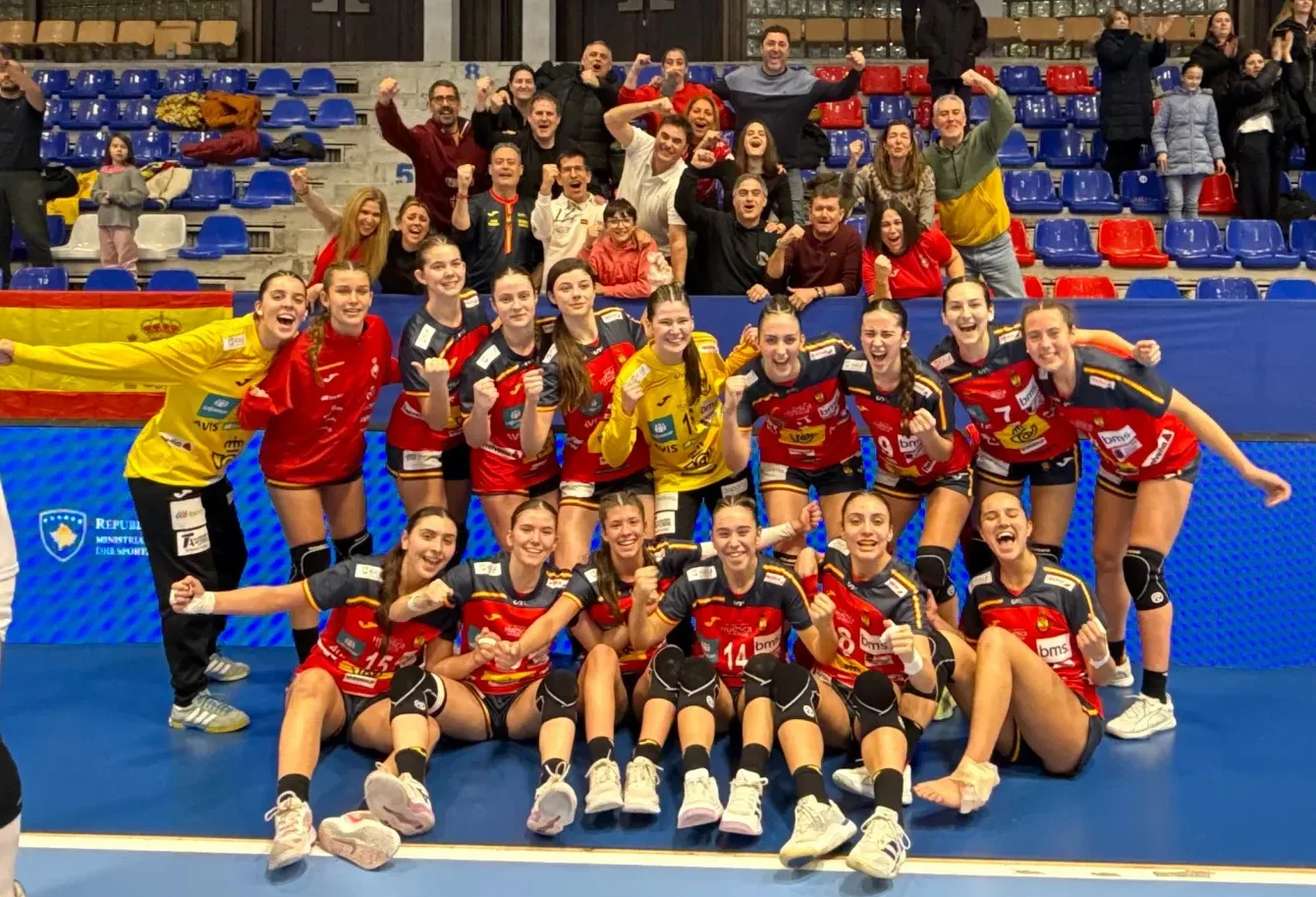 Edhe pse po luajnë në Kosovë për Kampionatin Mesdhetar  Spanja i referohet Kosovës vetëm si  Federata e Hendbollit 