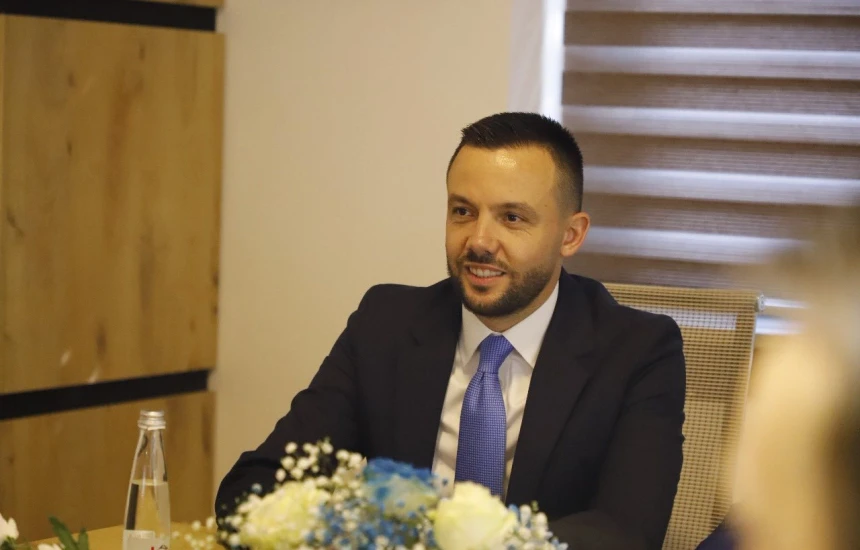 tahiri-kurti-nuk-e-do-vjosa-osmanin-per-presidente-do-personalitete-te-tjera-ku-e-shtrin-kontrollin-e-tij-direkt