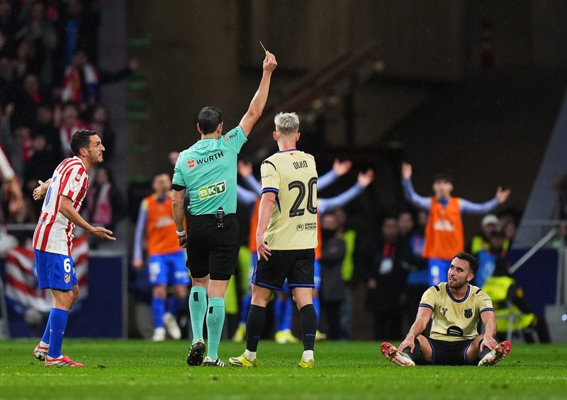 karton-i-kuq-dhe-zhgenjim-eric-garcía-flet-hapur-pas-ndeshjes