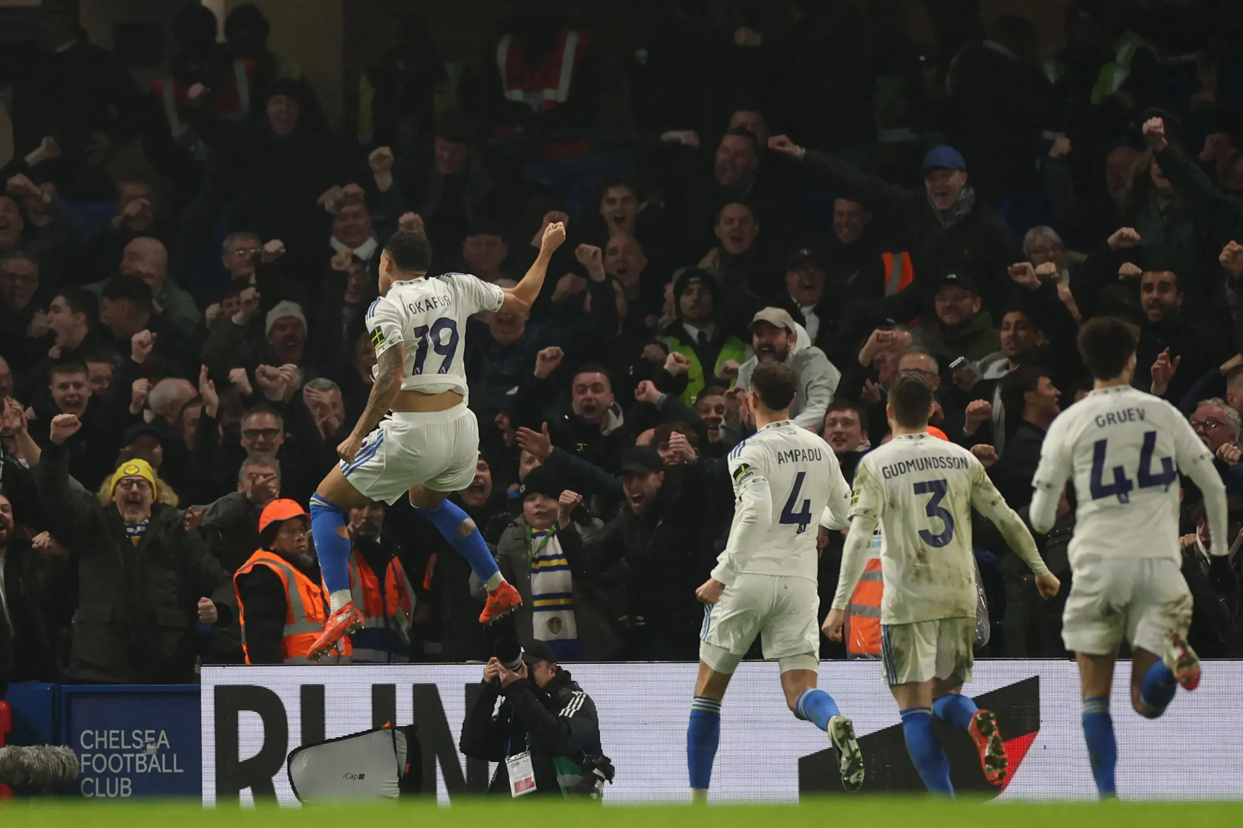 leedsi-merr-barazim-ne-stamford-bridge-ndaj-chelseat-duke-u-kthyer-ne-loje-nga-2-0