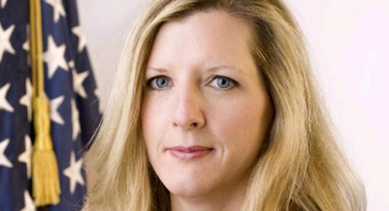 I doli emri në dosjen  Epstein   jep dorëheqjen këshilltarja kryesore ligjore e Goldman Sachs   Zbulohen dhuratat që ka marrë prej tij