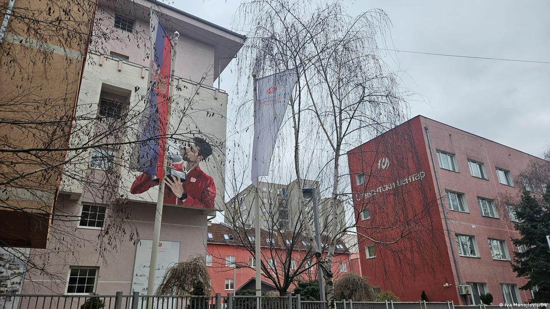 DW  A po mbyllen institucionet e fundit serbe në Kosovë 