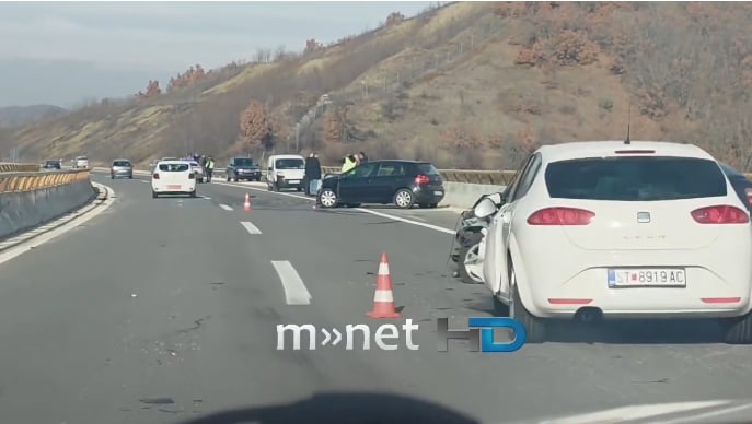 5 vetura përplasen në autostradë