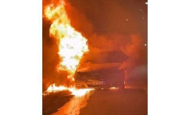 Vlorë  Automjeti përfshihet nga flakët në zonën e Ujit të Ftohtë