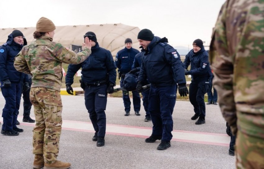 KFOR  Ushtarë amerikanë dhe EULEX trajnohen për evakuim mjekësor në Kosovë