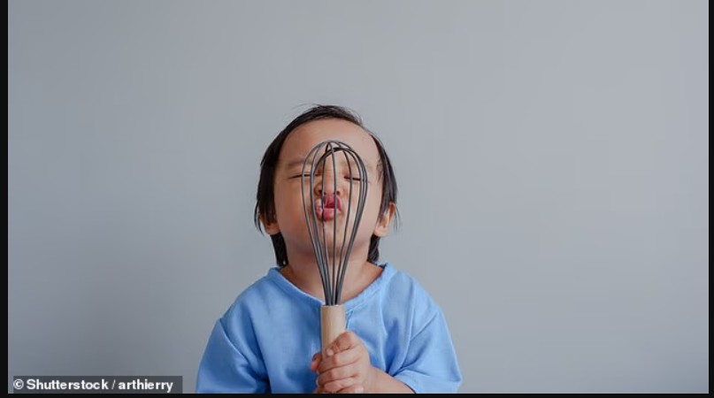 larg-lodrave-me-shume-me-vegla-kuzhine-femijet-sot-luajne-me-mjete-te-pazakonta