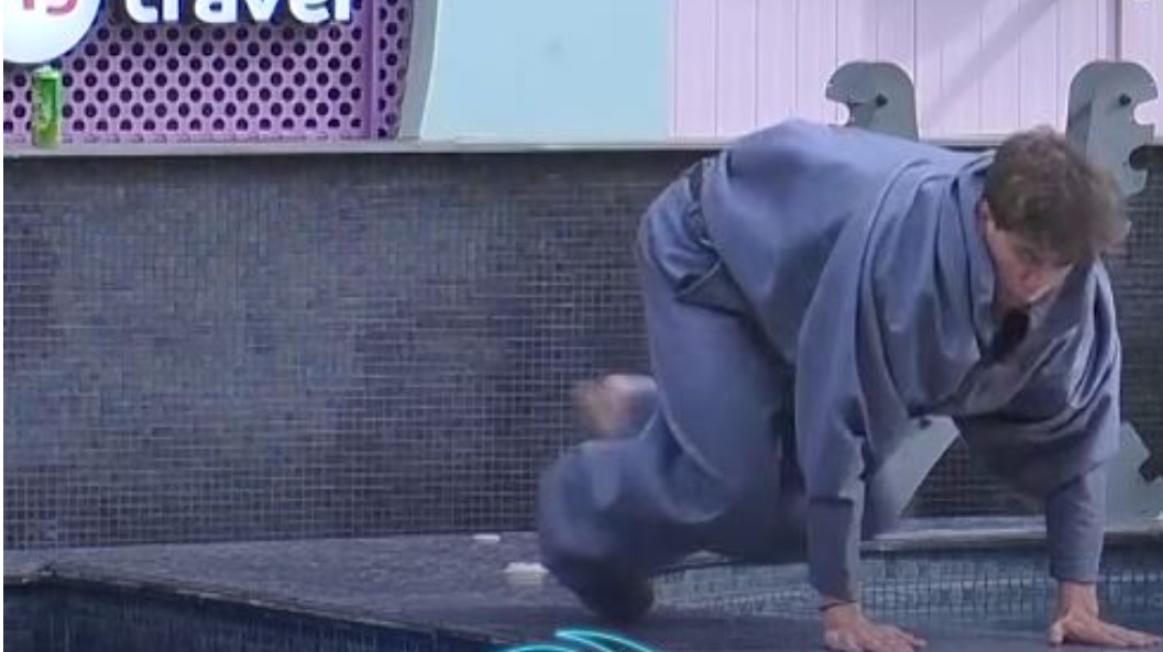 Moment qesharak  Rrëzohet Klodi 