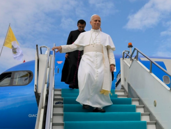 nje-mesazh-i-qarte-per-politiken-e-trump-papa-leo-zgjedh-lampedusen-mbi-shba-ne