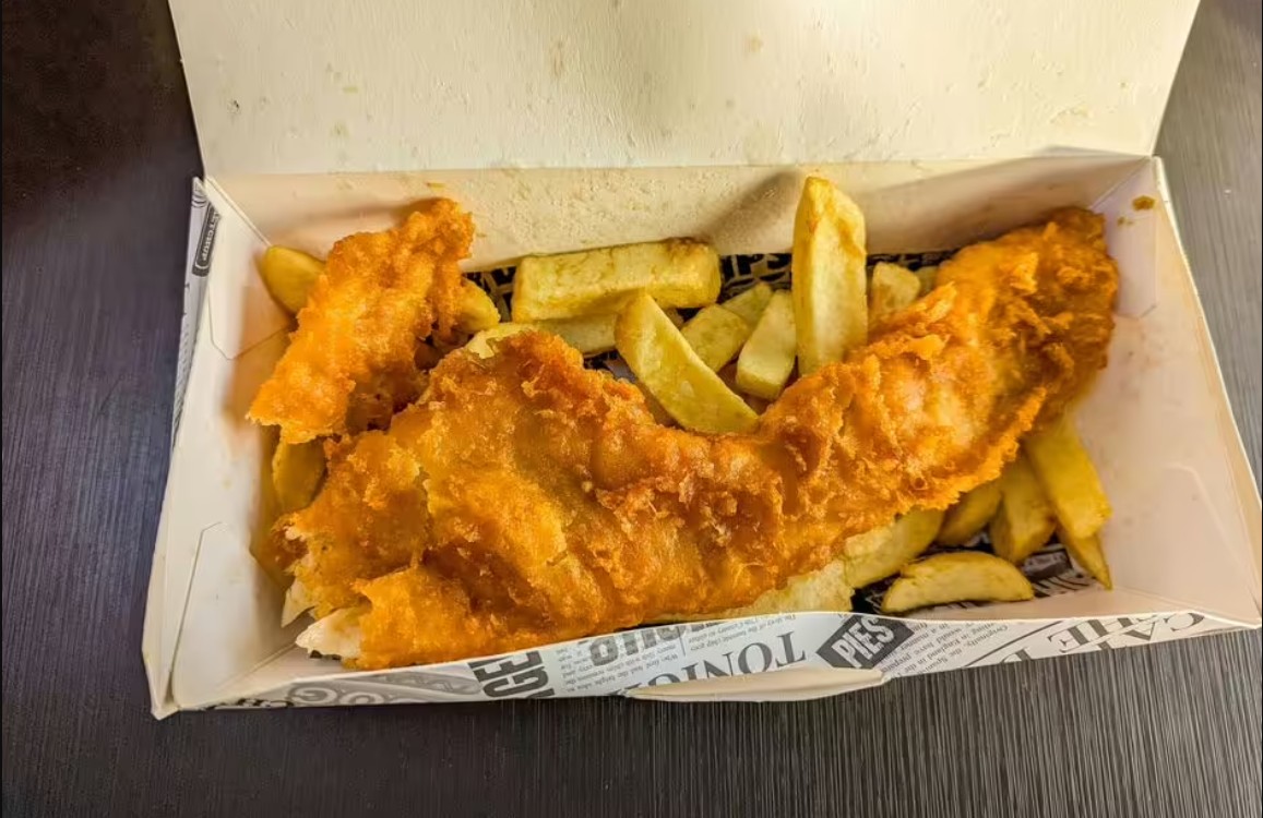 njeriu-provon-fish-and-chips-in-me-te-lire-ne-londer-por-veren-nje-problem