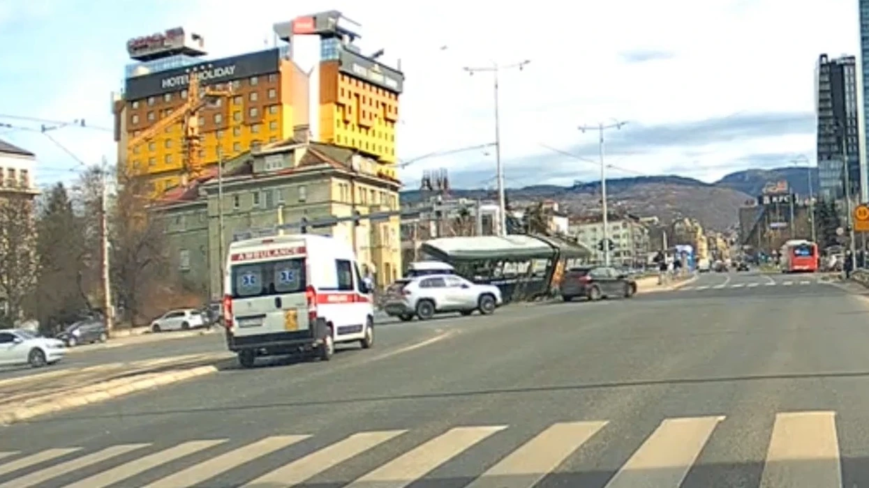 Publikohen pamjet e momentit kur tramvaji doli nga shinat dhe shkaktoi aksident në Sarajevë