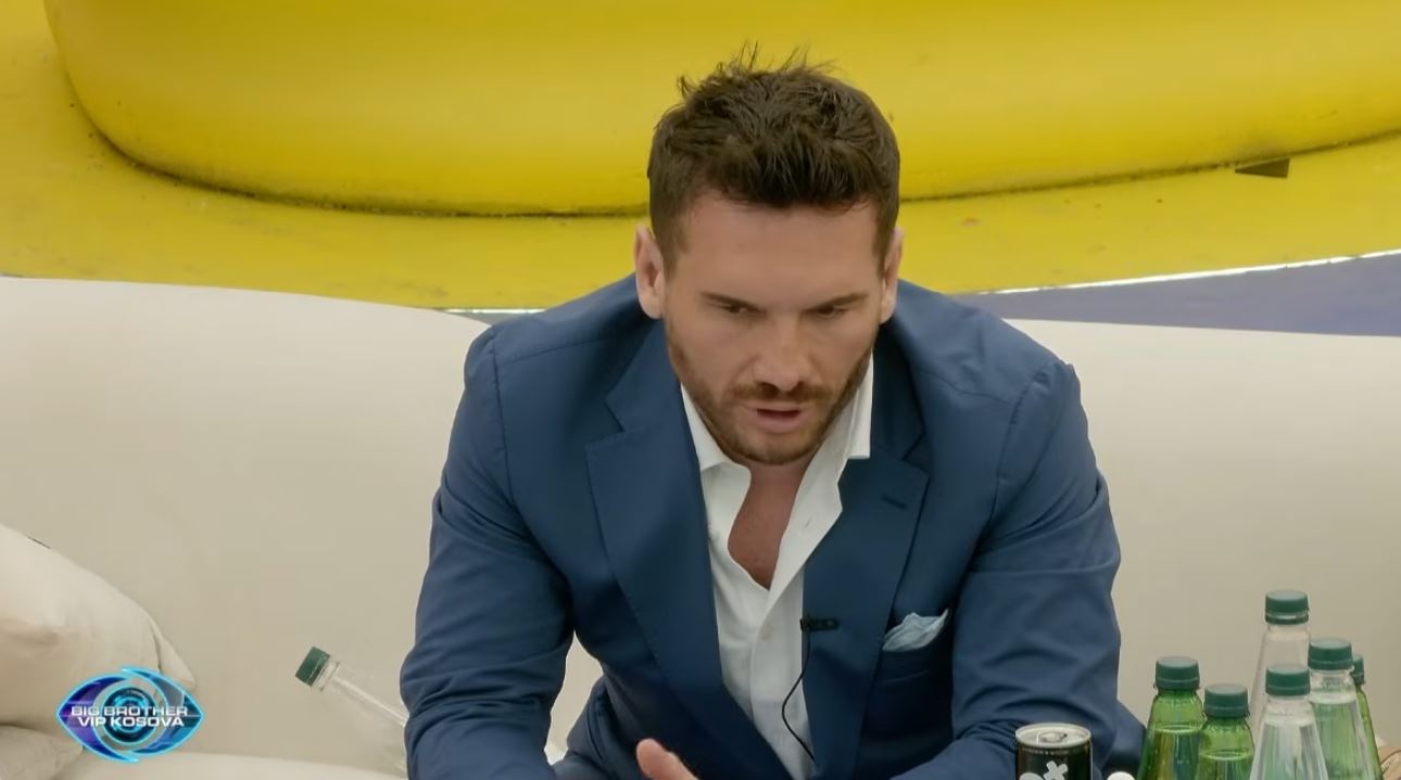 Ludo  Isha në siklet kur Elijona me tha t kisha hangër