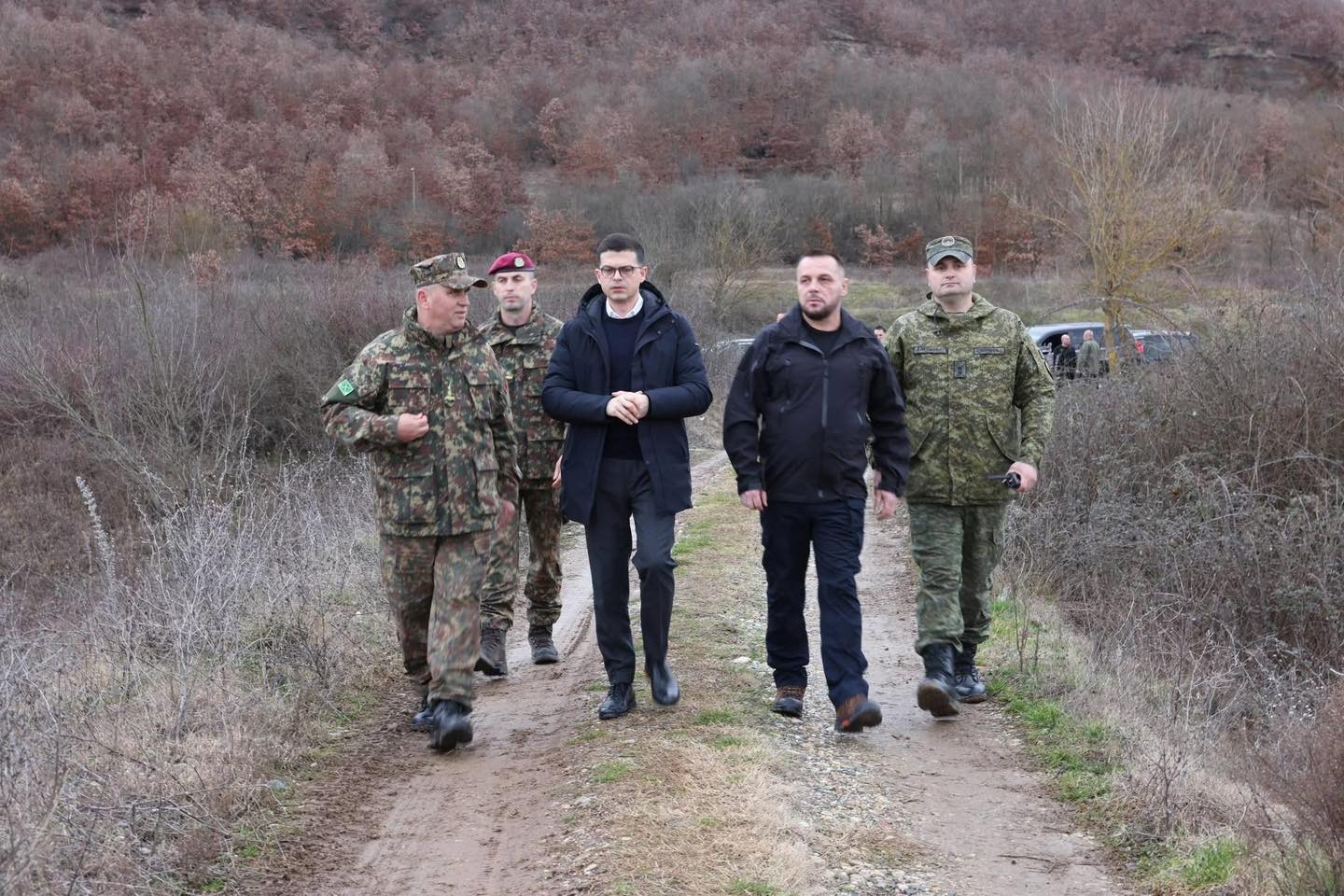 Ministrat e Mbrojtjes të Kosovës dhe Shqipërisë vizitojnë njësitë në terren në Klos në kërkim të 30 vjeçarit të zhdukur