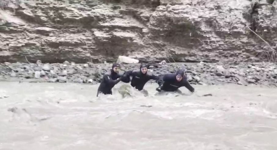 Iu bashkua RENEA s në kërkimet për 42 vjeçarin në kanionet e Osumit  Të riut i përmbyset gomonia  i rrezikohet jeta mes shkëmbinjve