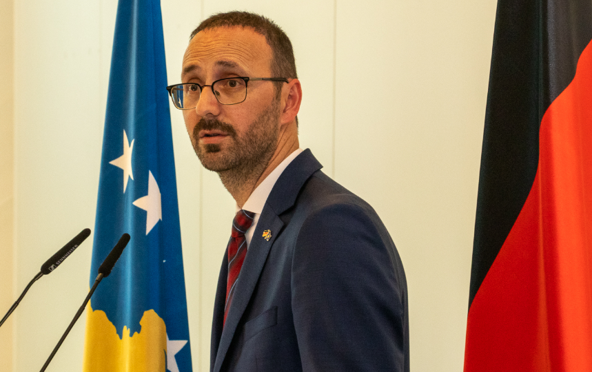 Ambasadori i Kosovës në Gjermani jep lajmin: Platforma e udhëtimeve globale “Expedia” e ka përmirësuar pasakësinë, Prishtina shkruhet saktë 477