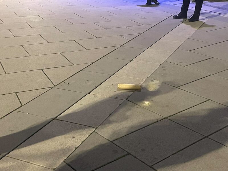 LAJM I FUNDIT  Hidhet një send piroteknik pranë Kuvendit të Kosovës  mbërrin policia