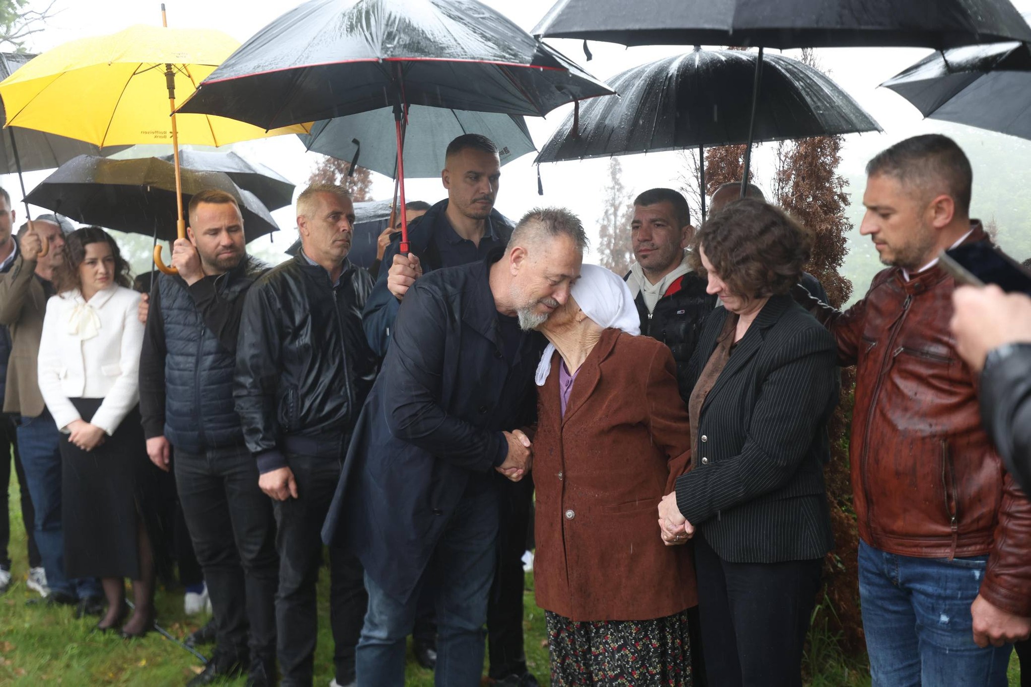 Sami Lushtaku emocionohet nga nëna e dëshmorit ne Ticë: Nuk është lehtë për mua… 700446338 1530697781760787 6922318081292599122 N