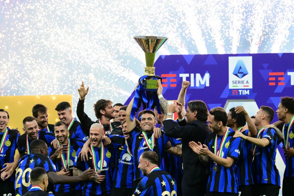 Lautaro Martinez Inter Serie A Trophy 1024x682 1