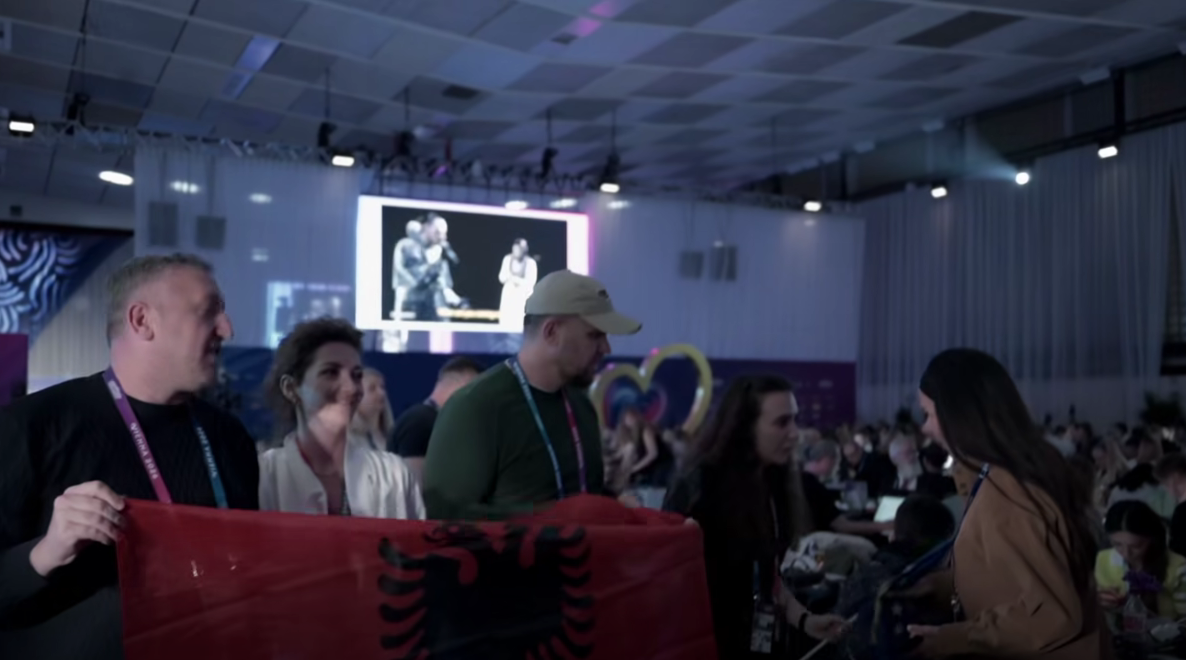 ‘‘Gruaja nga delegacioni serb tentoi ta largonte flamurin e Kosovë’’, gazetari njofton për një incident në Vjenë në Eurovision Screenshot 2026 05 16 225812