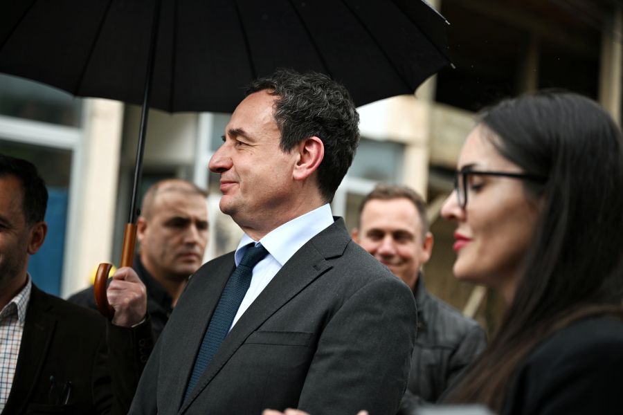 Pak para zgjedhjeve, Kurti merr pjesë në nisjen e punimeve në një rrugë, operatorit i thotë të punojë shpejt Albin Kurti 2