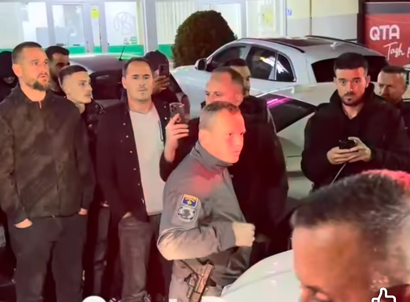 Pamje nga qendra e Skënderajt, qytetarët përballë pjesëtarëve të Njësisë Speciale: Për çka jeni ardhë… Okk