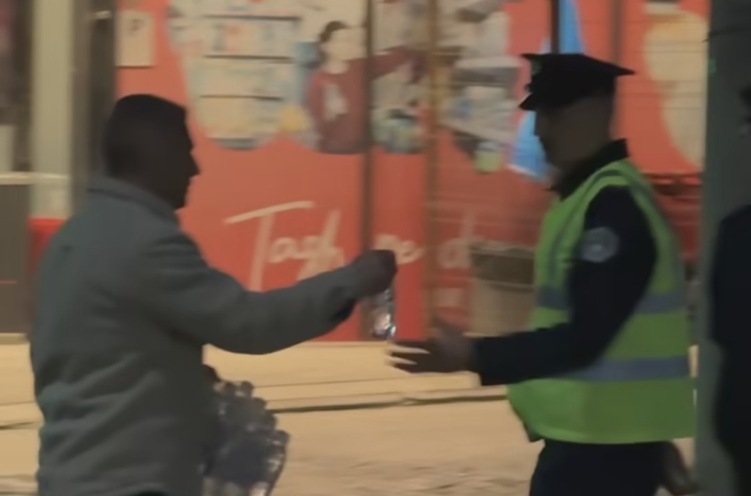 Protesta kundër pranisë së Njësisë Speciale në Skënderaj, qytetarët iu japin ujë policëve Polici