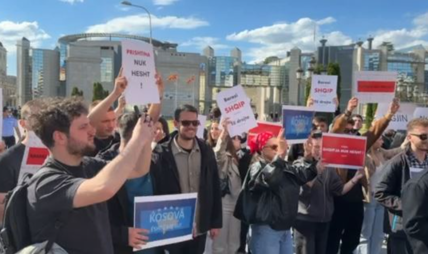 “Prishtina nuk hesht”, studentëve shqiptarë në Shkup u bashkohen në protestë edhe kolegë nga Kosova Prot