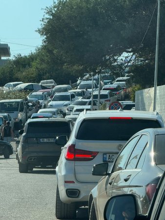 rruga-e-plazhit-te-dhermiut-zhytet-ne-kaos-1-ore-e-gjysme-ne-trafik