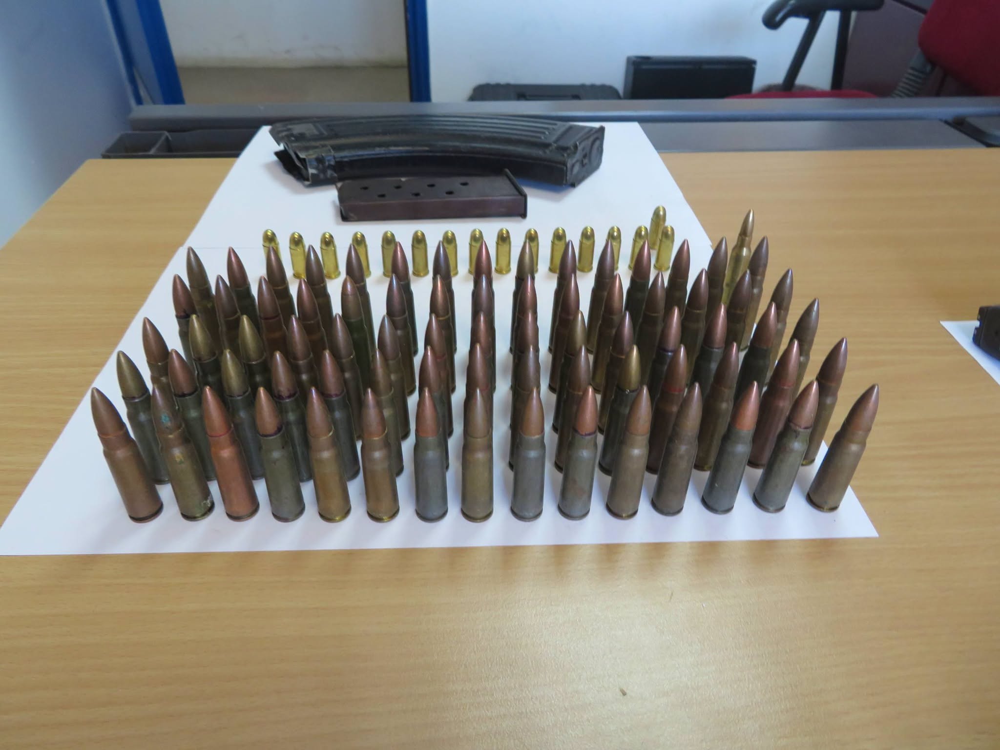  Automjet me targa të Serbisë me municion të kalibrit 9mm të fshehur në bunker të improvizuar   kontrollohen 4 lokacione në Prishtinë   shoqërohen në polici 6 persona