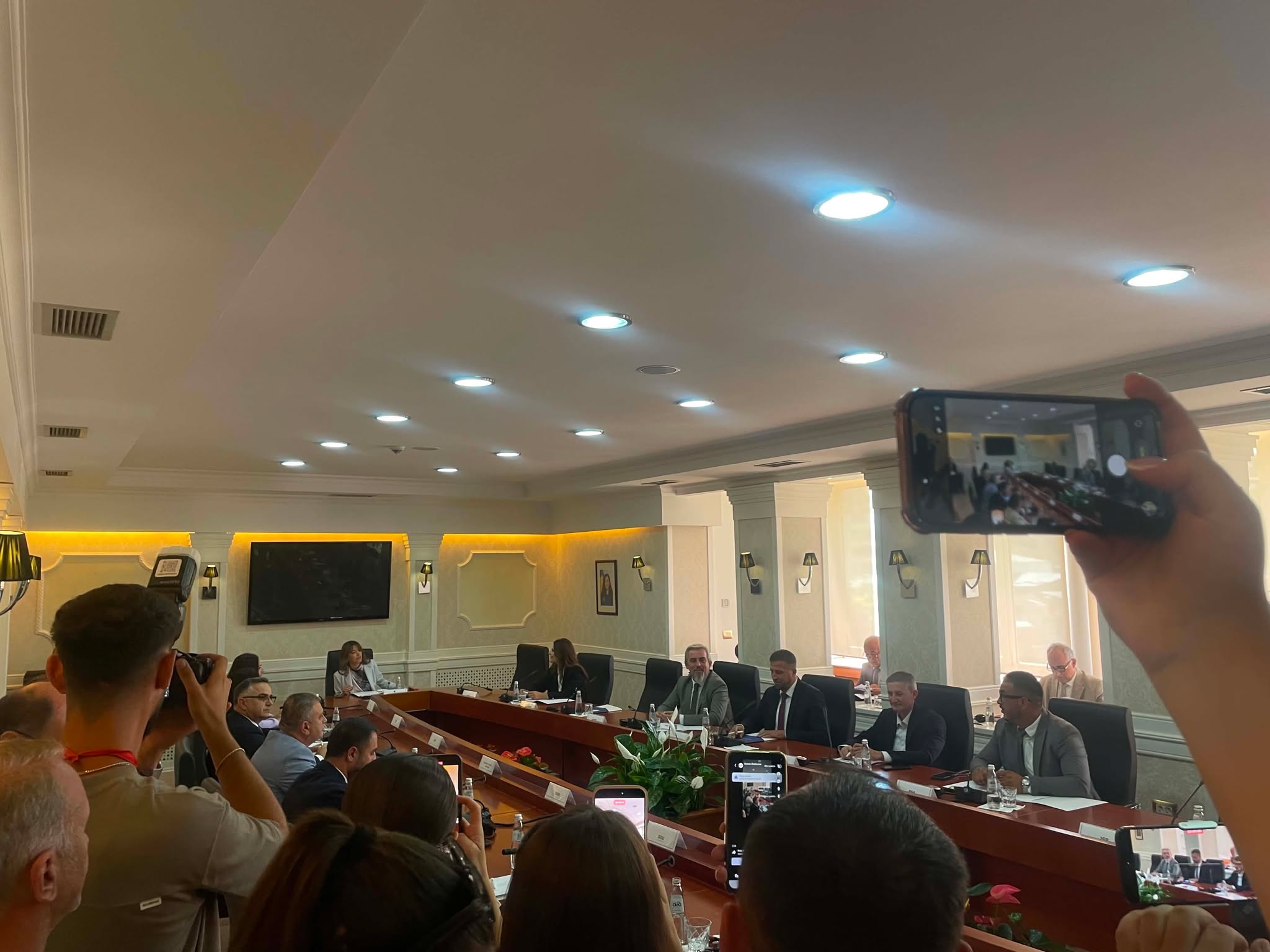 Partitë e mëdha i dërgojnë nënkryetarët  nis takimi me Haxhiun për përgatitjen e seancës konstituive