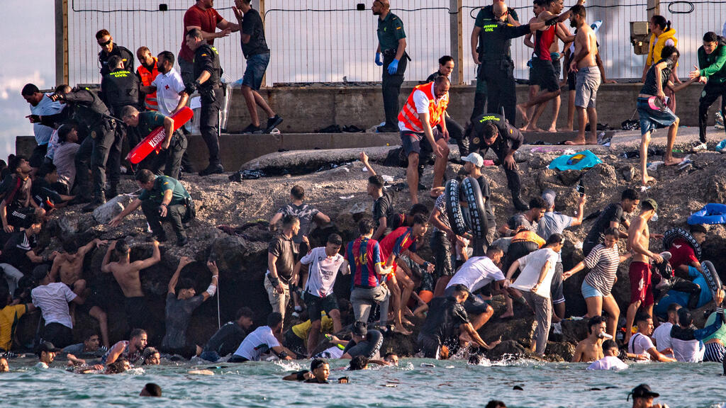 Spanja thotë se pothuajse të gjithë migrantët që hynë në Ceuta janë kthyer në Marok