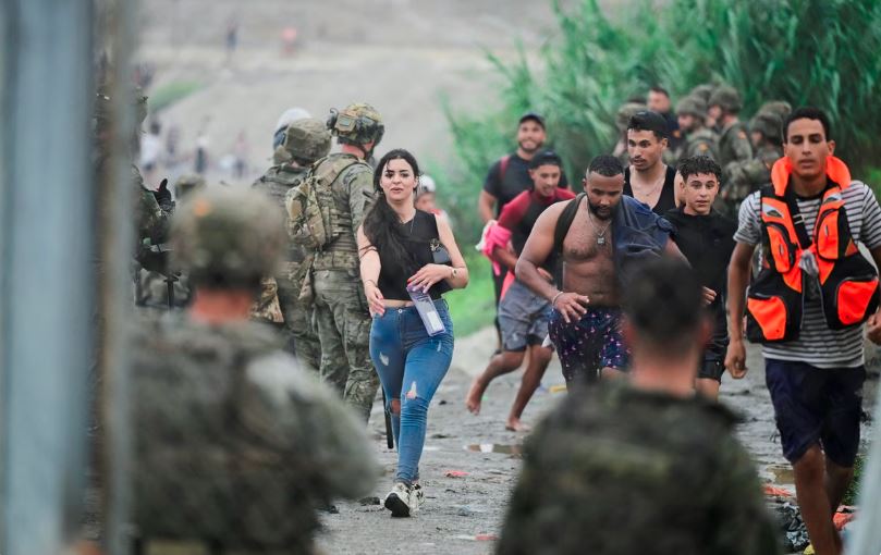 18 të vdekur në rrëmujën e emigrantëve në Ceuta   49 000 hyjnë në enklavën spanjolle pranë Marokut brenda 24 orësh