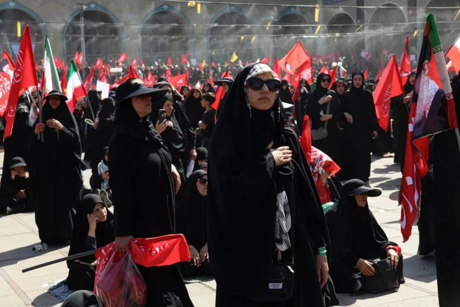 Iranianët mbushin rrugët e Teheranit qendror ndërsa ceremonitë mortore për Khamenein marrin vrull