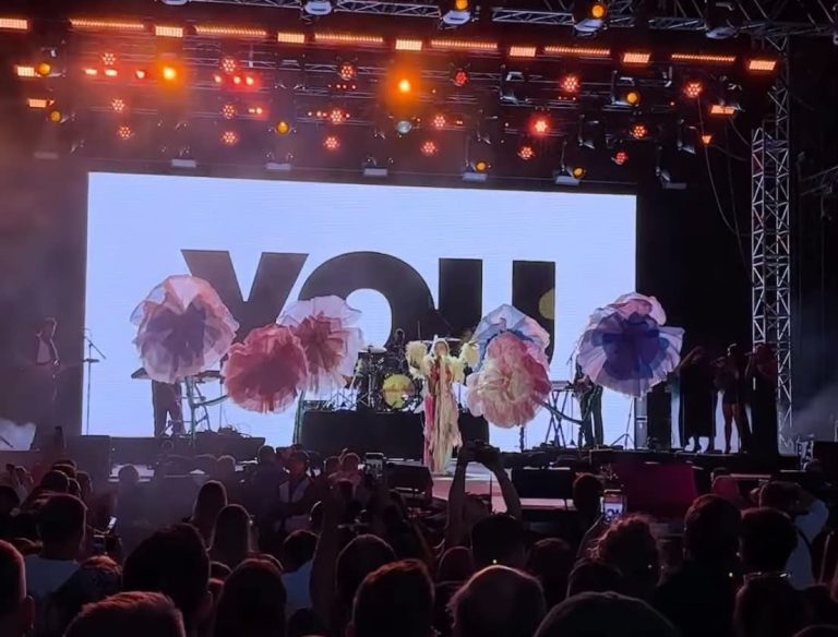 Rita Ora emocionohet në Vjenë  Vij nga një vend i dalë nga lufta  s është lehtë t i realizojmë ëndrrat