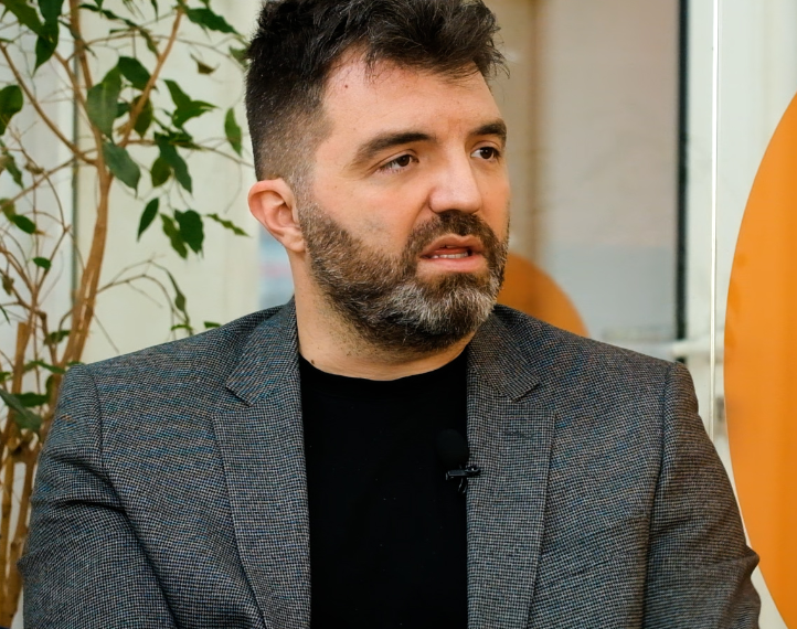 Profili  Lule Gjeli  shkruan për Ermal Sadikun dhe LDK në  ky i përgjigjet menjëherë  Jo Gent  nuk mshefna si ti