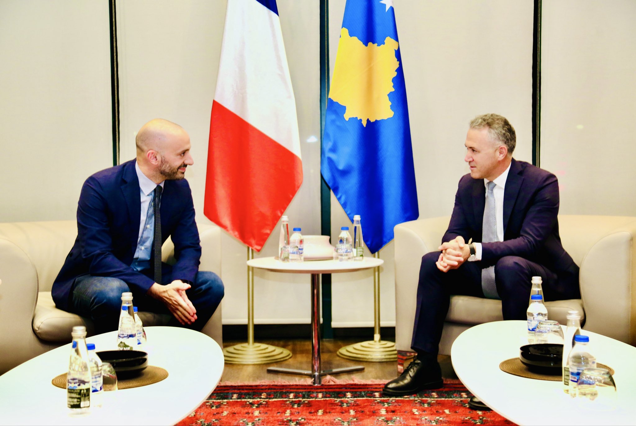 ministri-francez-per-ceshtje-te-europes-mberrin-ne-prishtine-kurti-e-delegon-zulfajn-per-ta-pritur