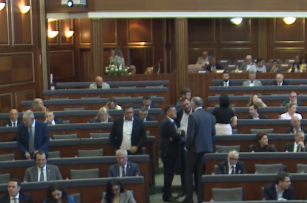 Haziri bisedon me dy deputetët e LVV së para vazhdimit të seancës konstituive të Kuvendit