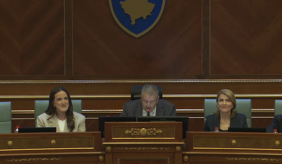 Dehari po e drejton seancën konstituive me pak ngatërresa e vështirësi  sekretarja e Kuvendit i ndihmon