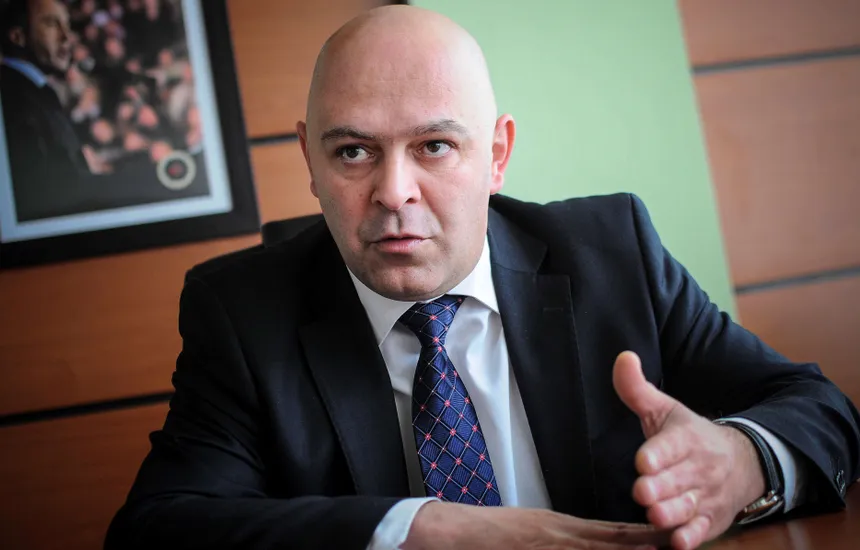 gjini-nuk-e-perjashton-rrugen-si-mjet-per-t-iu-kundervene-albin-kurtit