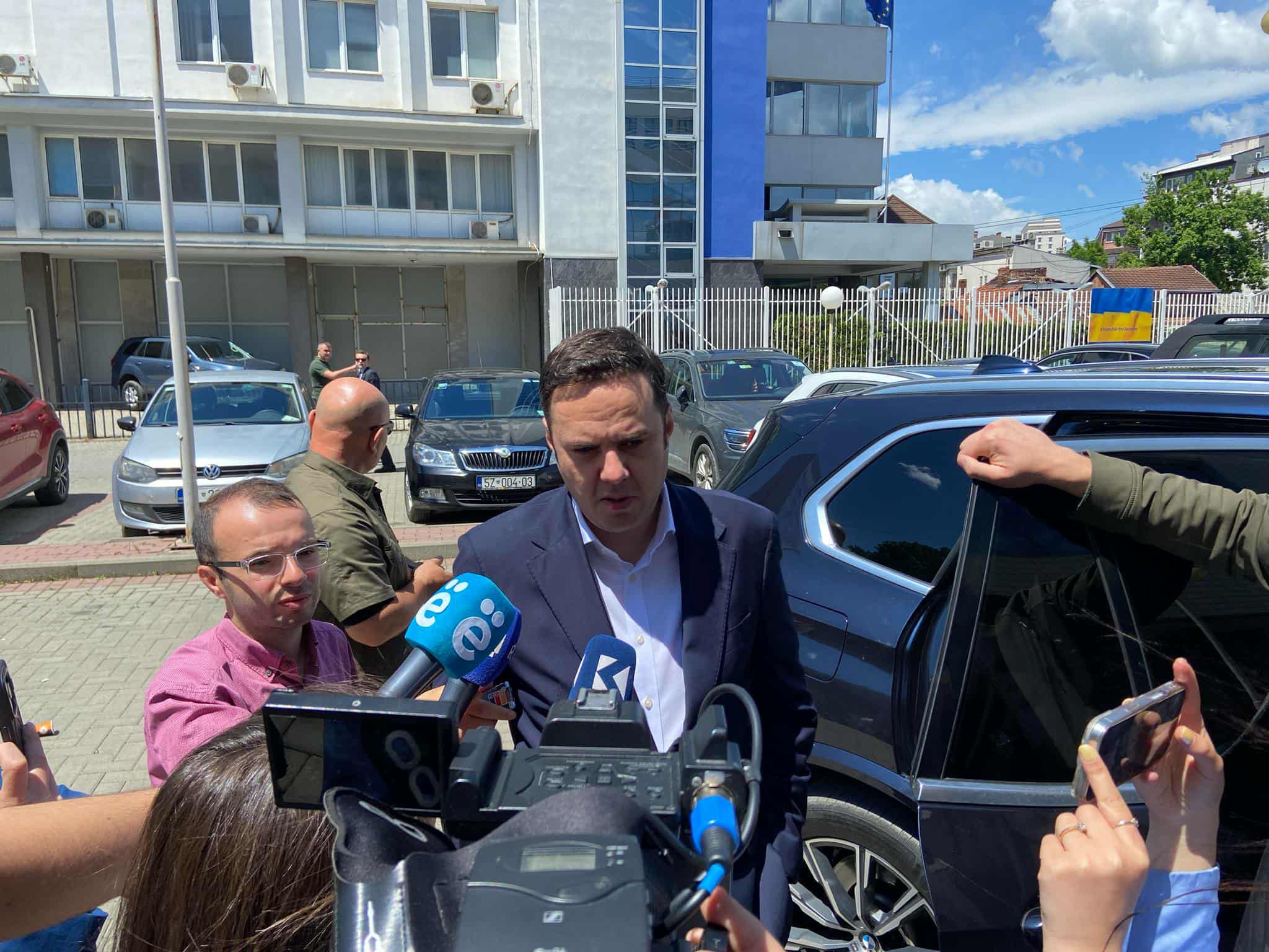 Abidixhiku s flet duke hyrë në Kuvend për bisedimet me Kurtin  Pas takimit  deklarohemi