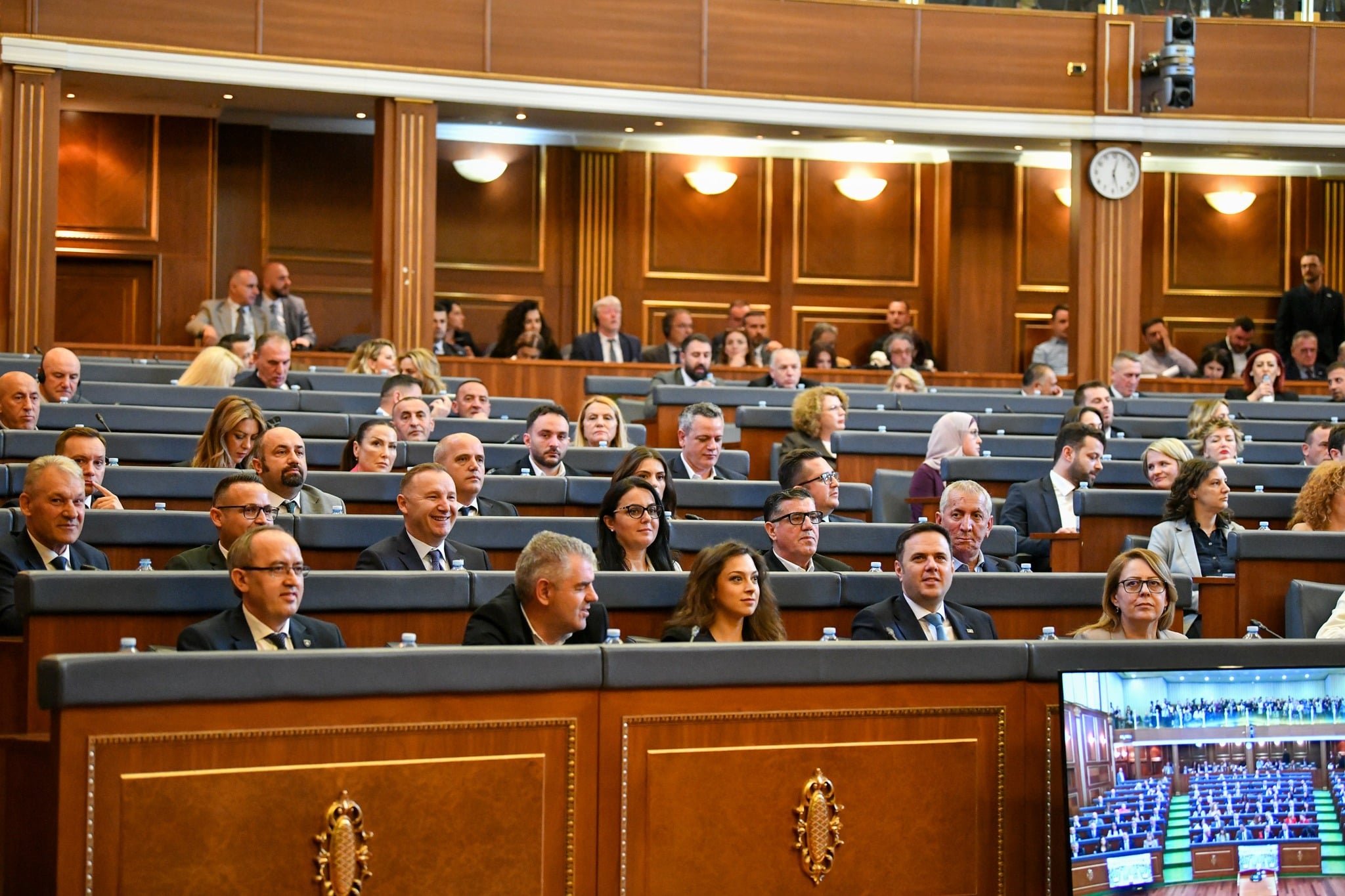 Një ditë para seancës konstituive  Abdixhiku i mbledh deputetët e LDK së në selinë e partisë në orën 14 00