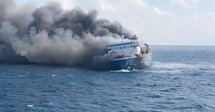 pese-te-vdekur-dhe-41-te-zhdukur-pasi-trageti-i-indonezise-perfshihet-nga-flaket