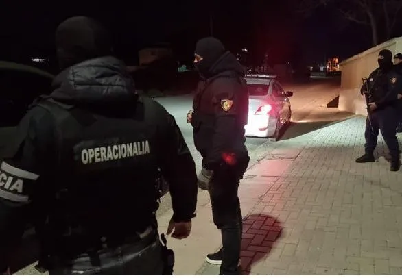 sarande-policia-parandalon-nje-vrasje-pese-te-arrestuar-dhe-nje-arme-me-silenciator