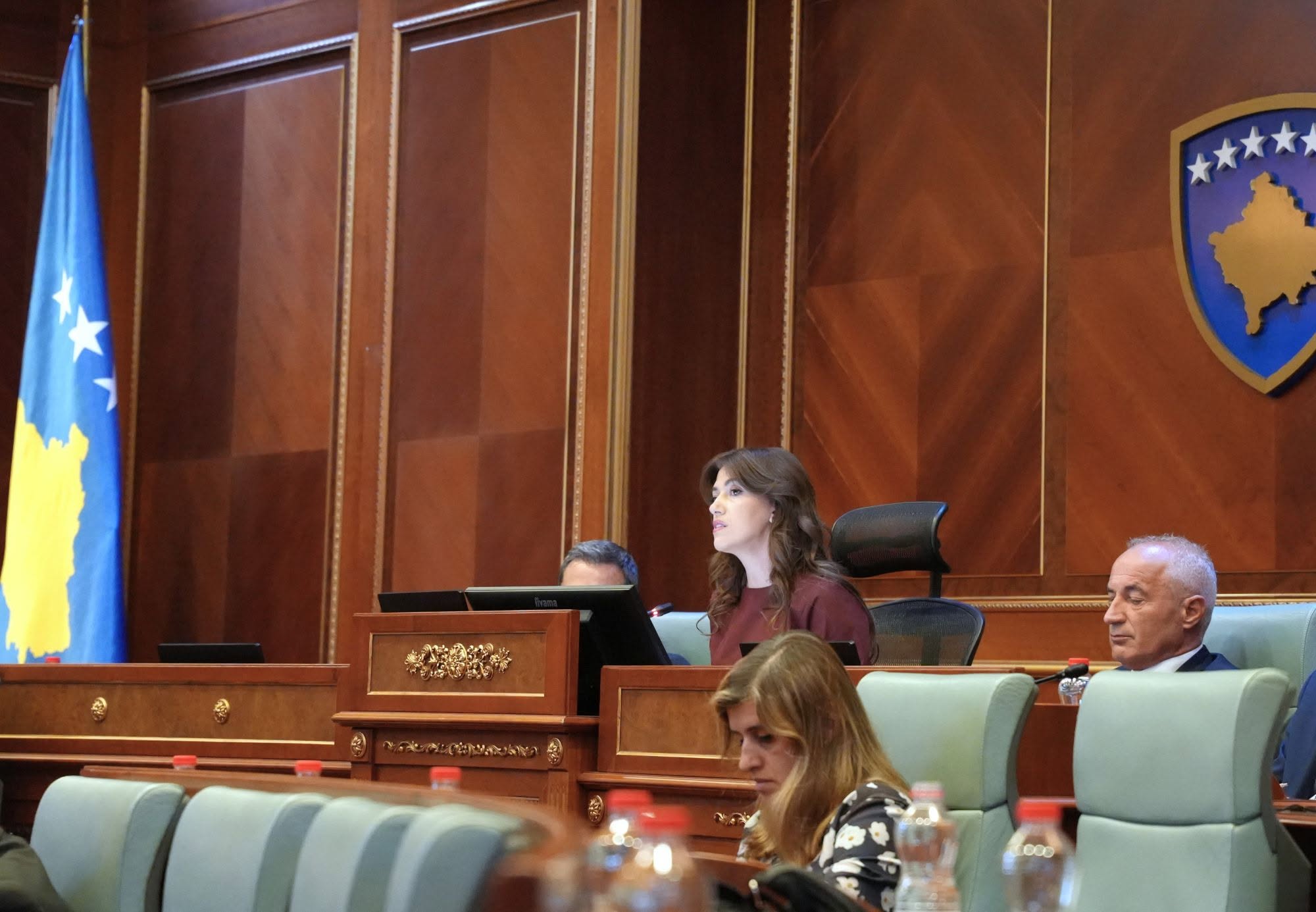 Vendi  pa kryeparlamentar dhe pa shef shteti   kur merr fund mandati i kreut të Kuvendit sipas Rregullores 
